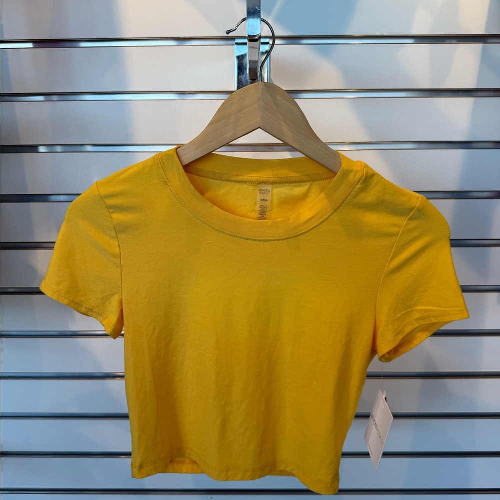 Beyond Yoga Featherweight Perspective Cropped Tee in Sunflower Heather